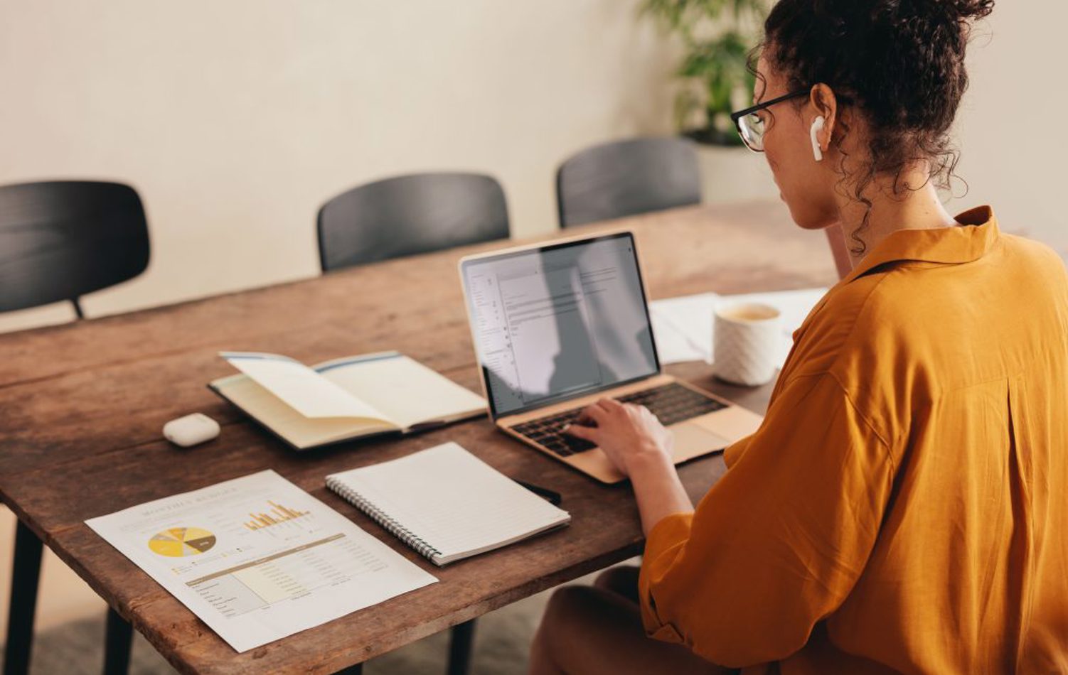 A woman creating short-term goals for retirement saving 